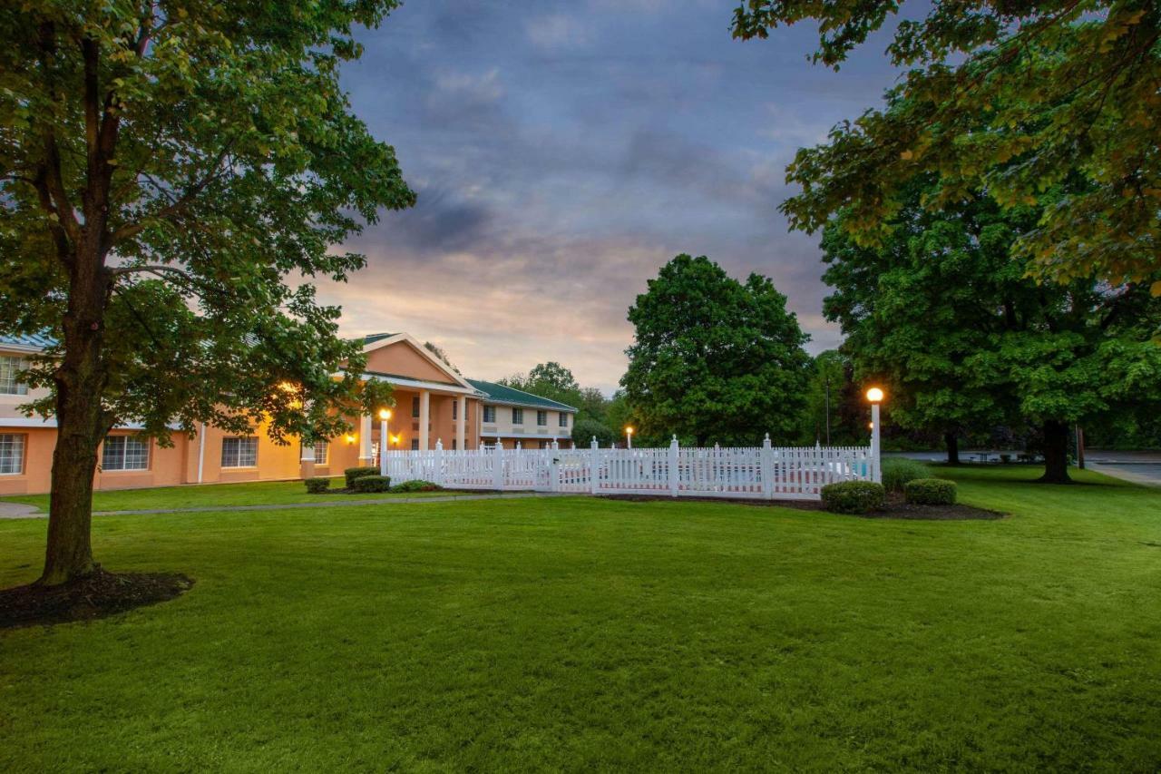 Hotel Baymont By Wyndham Harrisburg Exterior foto